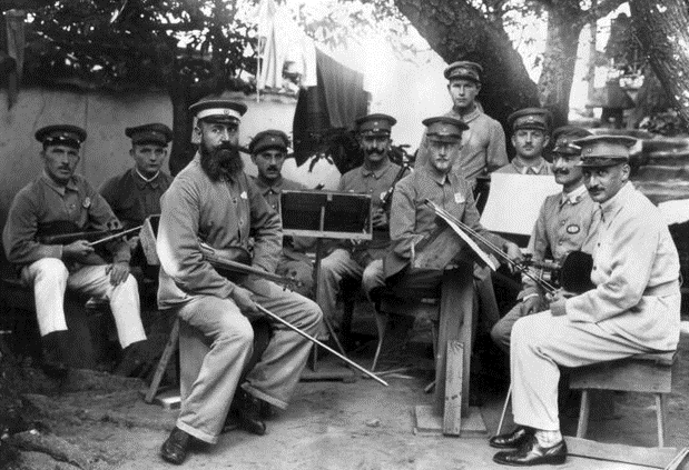 Orquesta formada por prisioneros alemanes en el campo de prisioneros de guerra de Bando, Japón (1917). Desconocido | Wikimedia