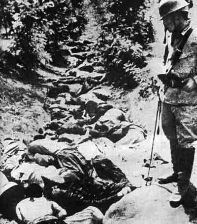 Cuerpos chinos masacrados en una zanja (s.f). Masacre de Nankín. Desconocido | Wikimedia