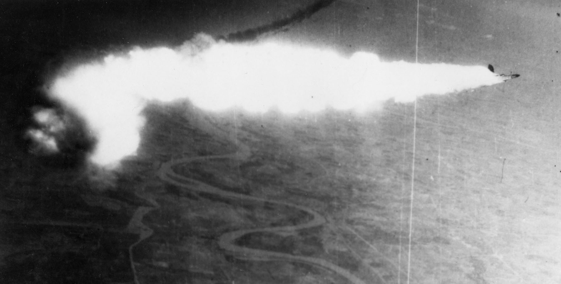 Un USAF RF-4C de reconocimiento es derribado por un misil SA-2, 12 de agosto de 1967, cerca de Hanoi, Vietnam. Los capitanes Edwin Atterberry y Thomas Parrott fueron capturados después de eyectar. Atterberry murió a manos de los norvietnamitas en un intento de fuga y Parrott fue liberado al final de la guerra. Fuente: U.S Air Force.