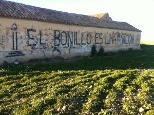 Pintada que reza "El Bonillo es una nación" realizada sobre el muro de una casa en mitad del campo que rodea El Bonillo, Albacete