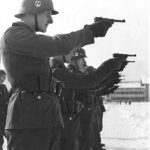 Soldados alemanes con Luger