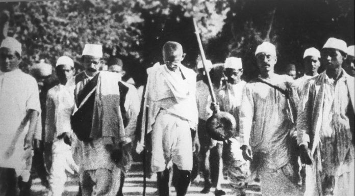 Gandhi y otros Satyagrahis durante la marcha de la sal