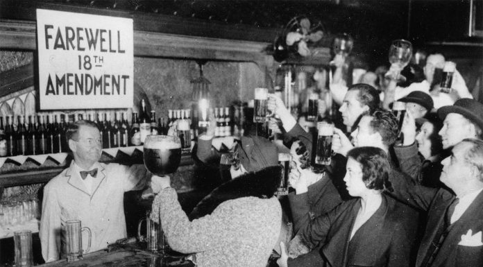 Neoyorquinos brindando por la abolición de la 18ª enmienda (1933). S/a.