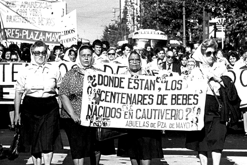 Abuelas de la Plaza de Mayo en una de sus primeras movilizaciones, a finales de la década de 1970.