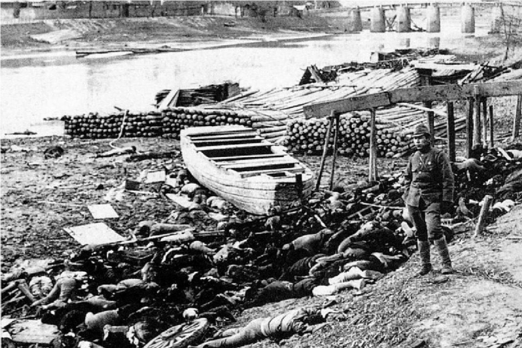 Cuerpos de víctimas a lo largo del río Yangtzé fuera de la puerta oeste de Nankín (1937). Moriyasu Murase | Wikimedia
